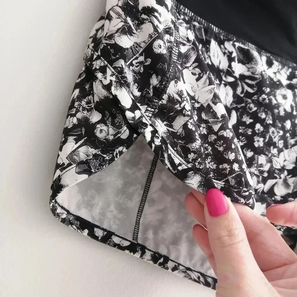 Lululemon Speed Shorts Lined 2.5" in Mash Up White Black Floral 4 - Picture 5 of 16